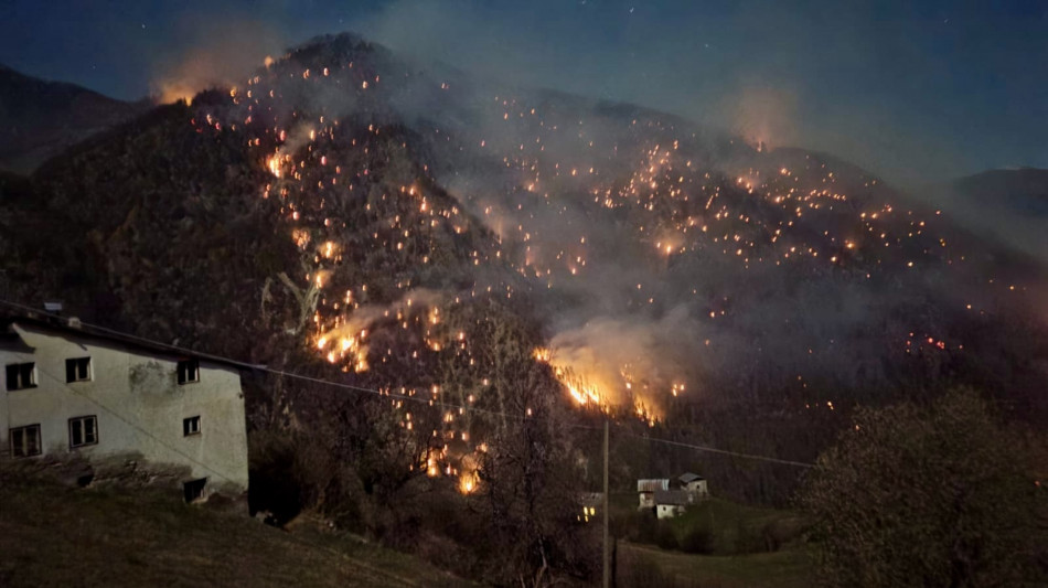 In val Venosta 100 ettari di bosco ancora in fiamme