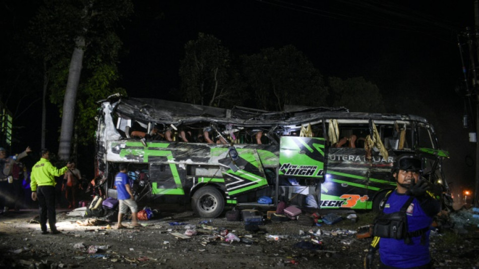 El accidente de un autob&uacute;s escolar mata a once personas en Indonesia