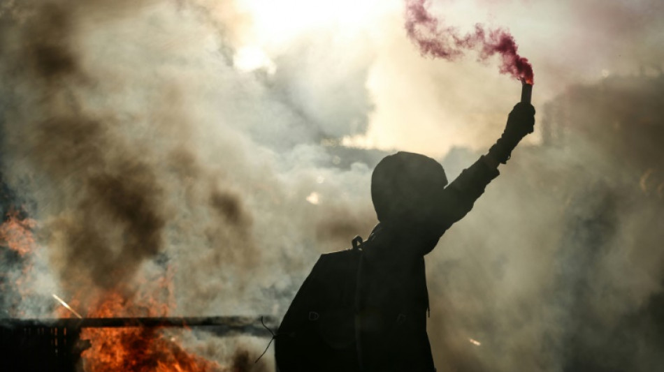 Novo primeiro-ministro da França promete romper com o passado em meio a protestos