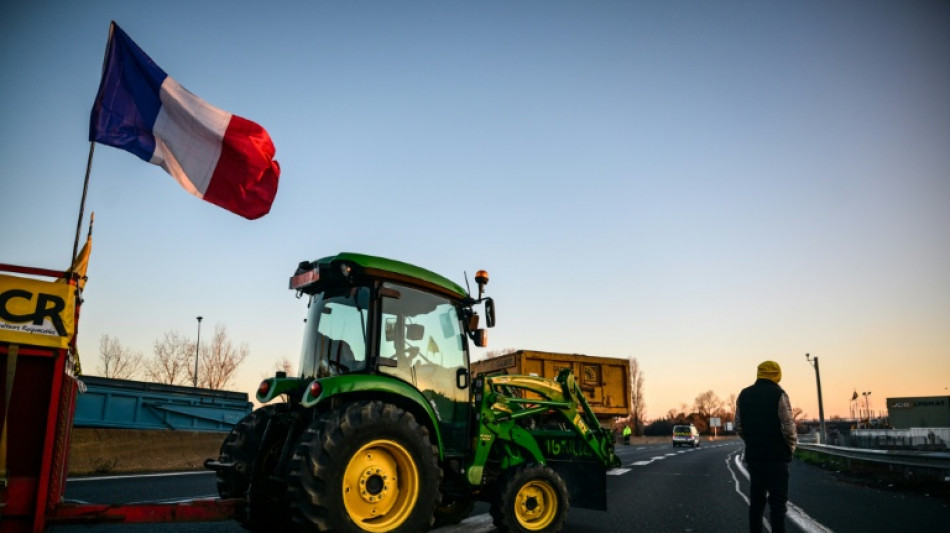 Les tracteurs de la Coordination rurale tentent de gagner Paris "co&ucirc;te que co&ucirc;te"