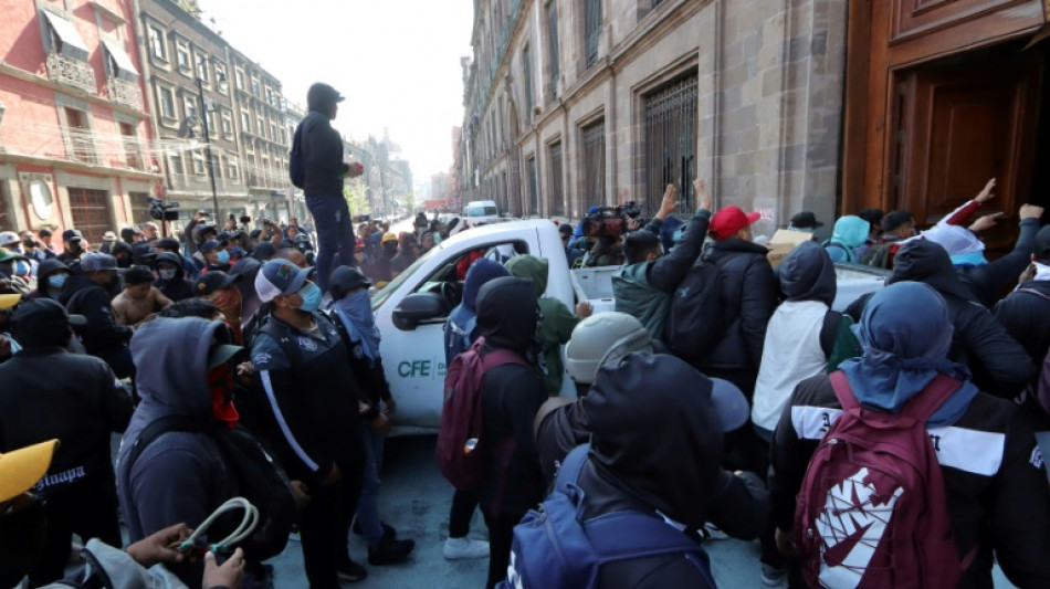 Manifestantes derrubam porta do pal&aacute;cio presidencial no M&eacute;xico