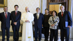 El papa León XIV actualiza su documento de identidad peruano en el Vaticano
