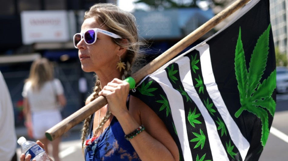 EUA prop&otilde;e reclassificar maconha como droga de baixo risco