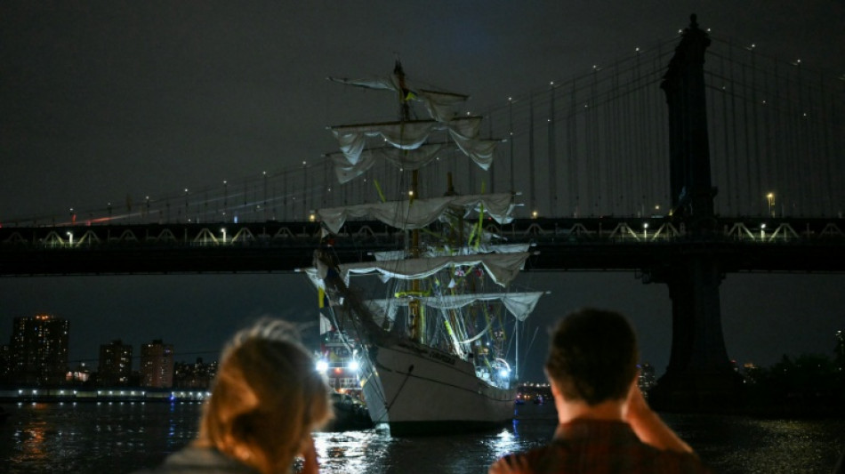 Más de 20 heridos por choque de buque escuela mexicano contra puente de Brooklyn de Nueva York