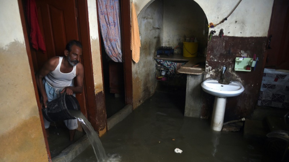 Habitantes de Karachi, abrumados por lluvias monz&oacute;nicas que azotan Pakist&aacute;n