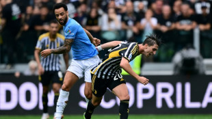 Juve squeeze past Fiorentina to keep pace with leaders Inter