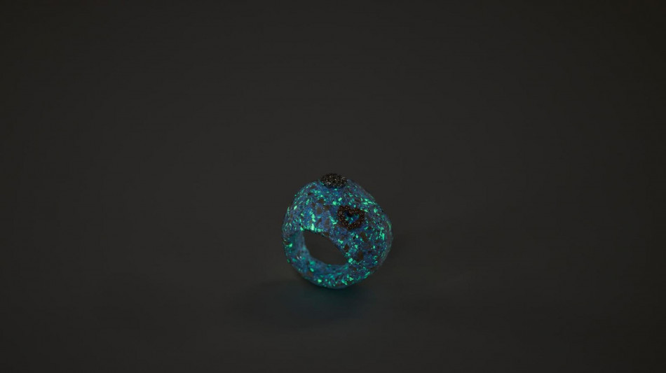Cemento al posto di oro o argento nei gioielli luminescenti