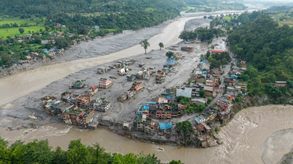Nepaleses buscam familiares desaparecidos ap&oacute;s avalanche devastadora