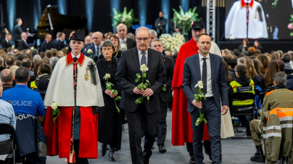 Su&iacute;&ccedil;a faz minuto de sil&ecirc;ncio por v&iacute;timas do inc&ecirc;ndio de Ano Novo