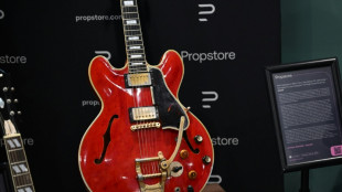 La guitarra de la ruptura de Oasis se vendi&oacute; en Londres por 386.000 d&oacute;lares