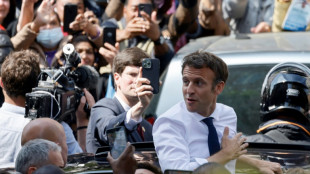 Lanzamiento de tomates contra Macron cerca de Par&iacute;s