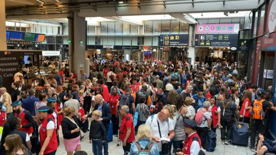 Attaque contre la SNCF: dans les gares touch&eacute;es, des passagers d&eacute;pit&eacute;s &agrave; la recherche de plan B