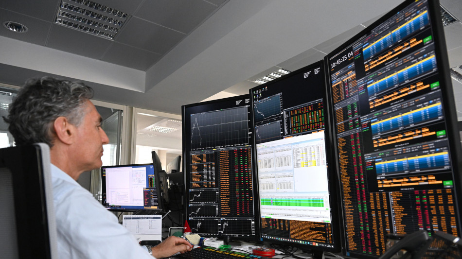 Borsa: Milano in calo con le banche, male Stellantis