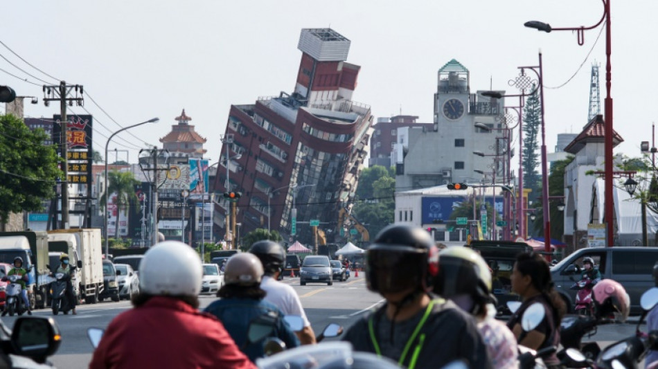 Equipos de rescate buscan a personas atrapadas tras el sismo en Taiw&aacute;n