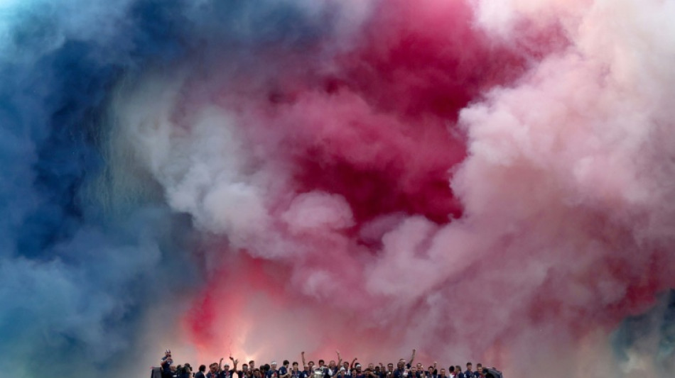 Baño de masas del campeón europeo PSG en su regreso a París