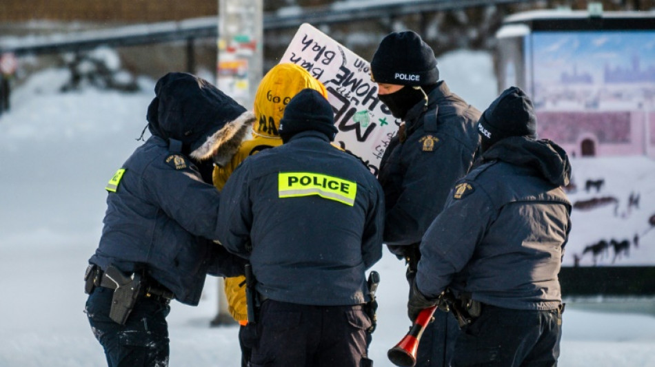 Polic&iacute;a de Canad&aacute; detiene manifestantes que se oponen a medidas sanitarias 