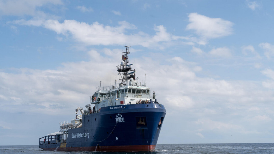 Seawatch, nave di migranti in difficolt&agrave; con tre neonati a bordo