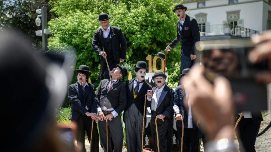 Cientos de imitadores de Charlie Chaplin se re&uacute;nen en Suiza