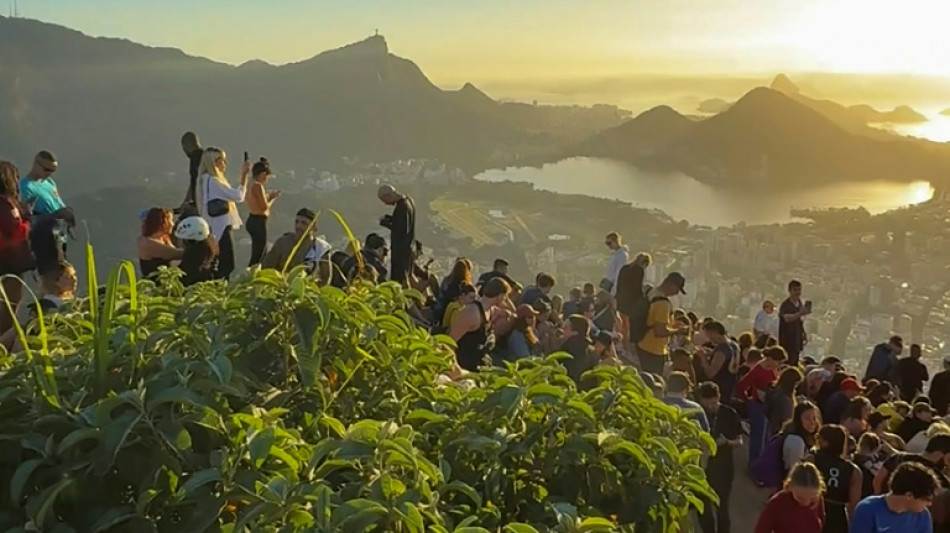 Gun battle traps more than 200 tourists at Rio viewpoint