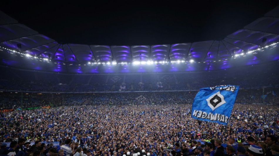 Fans st&uuml;rmen nach Fu&szlig;ballspiel Platz: Zahlreiche Verletzte in Hamburg