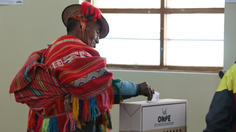Peru vota em segundo turno acirrado para eleger seu nono presidente em 10 anos