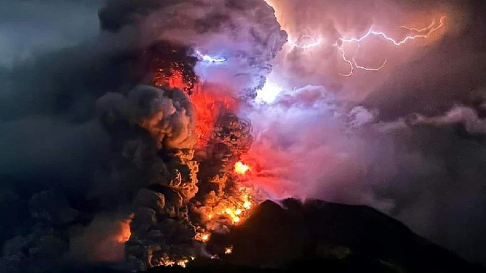 Miles de evacuados por la erupci&oacute;n de un volc&aacute;n en Indonesia