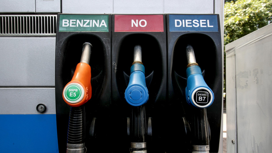 Ancora ritocchi al rialzo per i carburanti, verde a 1,879 euro al litro