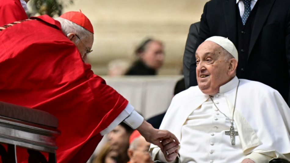 Le pape François s'offre un bain de foule imprévu sur la place Saint-Pierre
