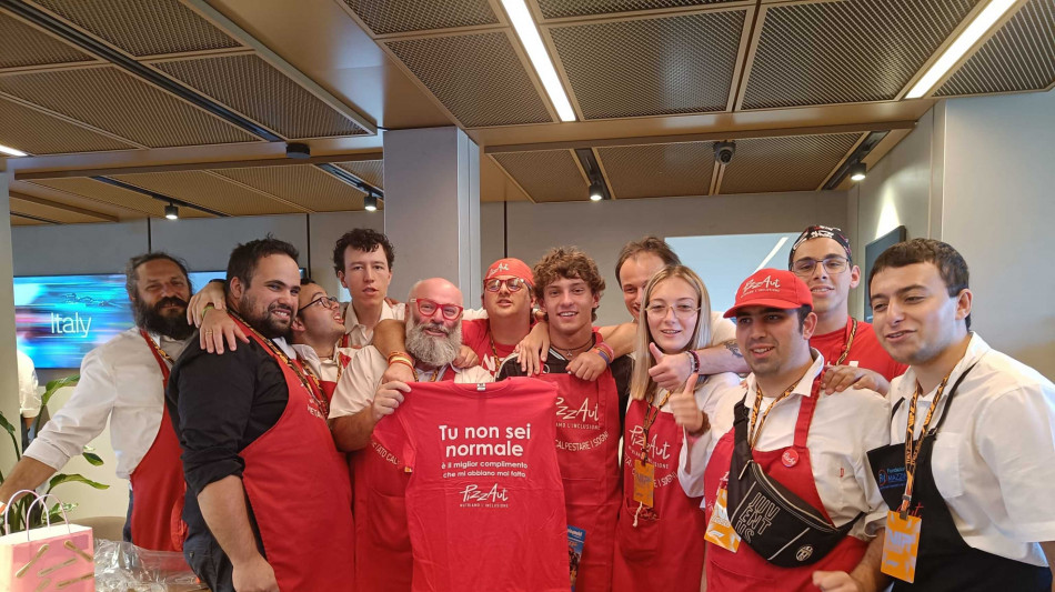 F1: A Monza arriva la 'pizza Antonelli', Kimi la assaggia '&egrave; deliziosa'