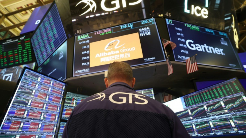 Wall Street h&eacute;site, entre r&eacute;sultats de la tech et n&eacute;gociations commerciales