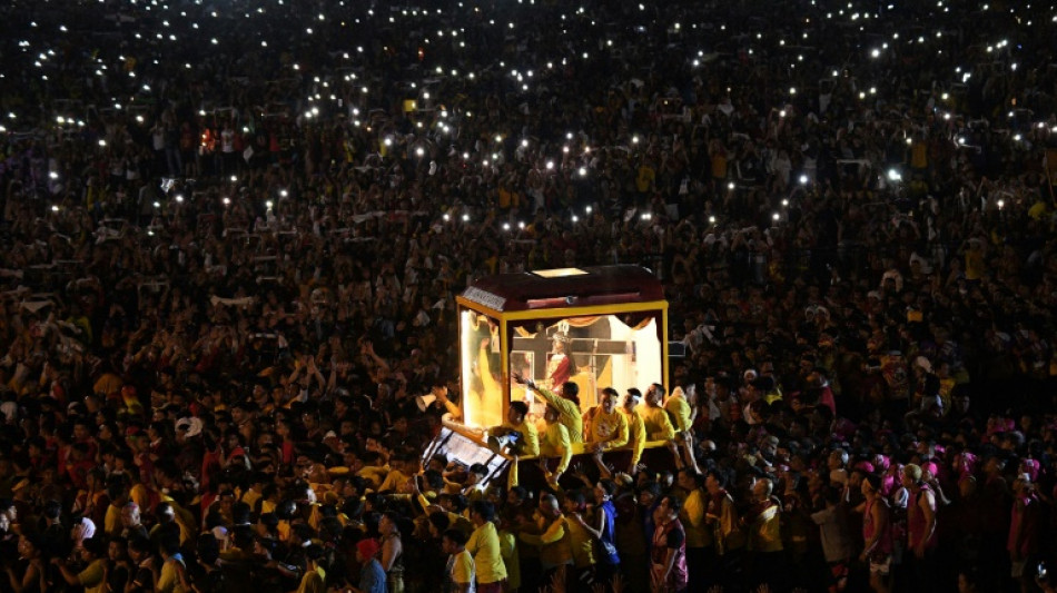 Aux Philippines, une foule de fid&egrave;les catholiques autour du "Nazar&eacute;en noir" en qu&ecirc;te de miracles