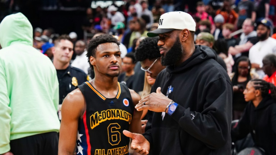 Filho de LeBron James sofre parada card&iacute;aca em treino; quadro &eacute; est&aacute;vel