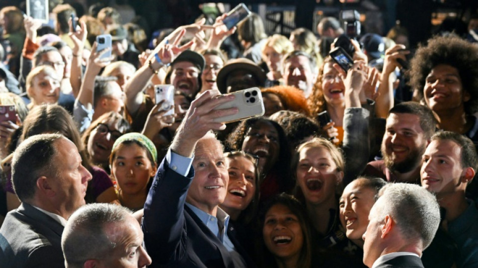 Menac&eacute; d'une d&eacute;ferlante r&eacute;publicaine, Biden essaie de mobiliser ses troupes