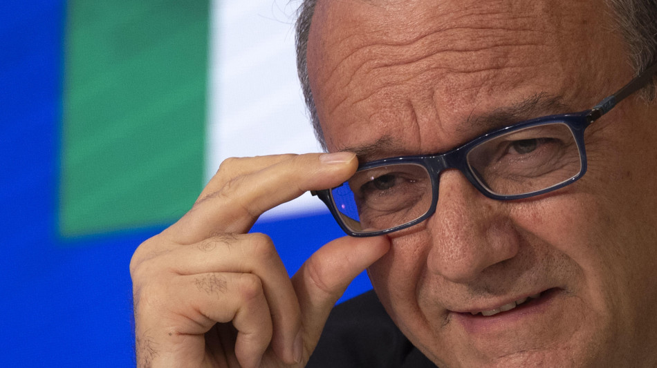 Valditara, stop a cellulari a superiori dal prossimo anno