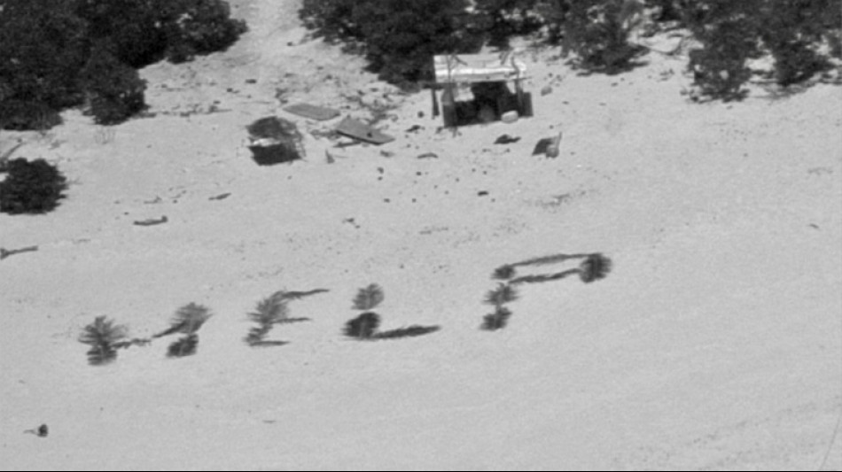 Rescatan a n&aacute;ufragos que escribieron "AYUDA" con palmas en isla remota del Pac&iacute;fico
