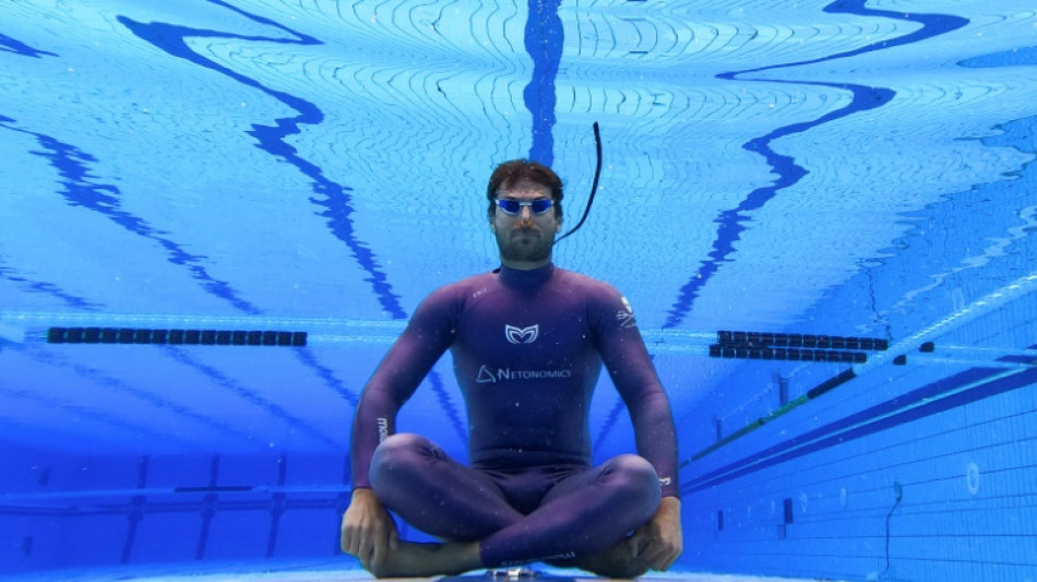 Con 29 minutos bajo el agua, un apneísta croata explora los límites humanos