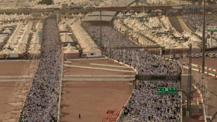 Les p&egrave;lerins musulmans proc&egrave;dent &agrave; la lapidation de Satan au premier jour de l'A&iuml;d