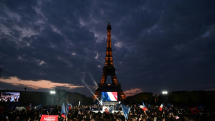 A los pies de la Torre Eiffel, la sobriedad de Macron y la alegr&iacute;a de sus seguidores