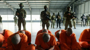 Ecuador traslada a los primeros 300 presos a una megacárcel tras matanza