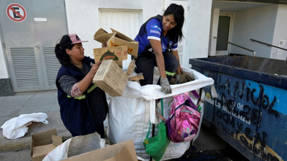 'Como uma hero&iacute;na': a luta di&aacute;ria dos catadores em uma Argentina em crise