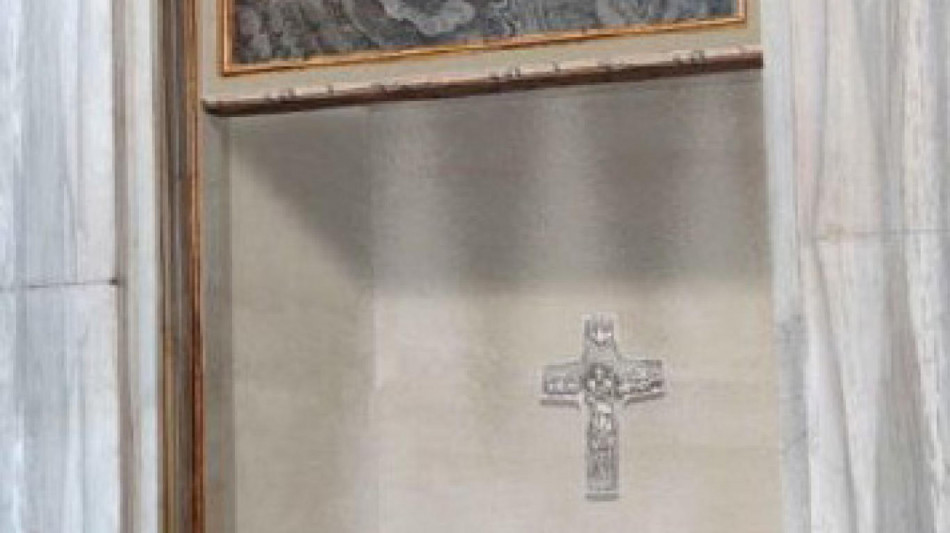 Al corteo dietro feretro Papa parenti e alcuni cardinali