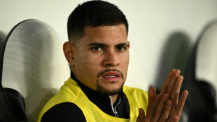 Guimaraes signs new contract with Newcastle 