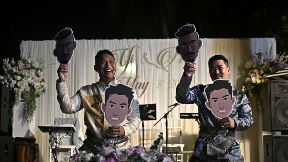 Una pareja de homosexuales chinos hace realidad en Tailandia el sueño de casarse