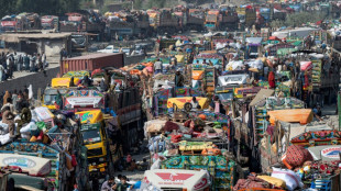 Tens of thousands of Afghans flee Pakistan as deadline looms