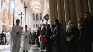 Les premi&egrave;res messes de No&euml;l de Notre-Dame depuis l'incendie remplissent les fid&egrave;les de "joie" 