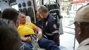 Bolsonaro, "estable" tras ser hospitalizado en Brasil por "fuertes dolores" en el abdomen