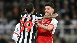 Newcastle inflict first defeat on Arsenal, Fernandes rescues Man Utd
