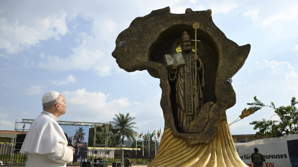 Il Papa, 'nessuno sia lasciato solo ad affrontare le avversit&agrave;'