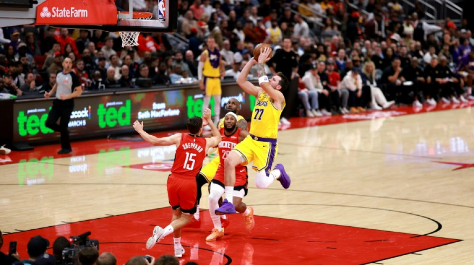 Doncic lleva a los Lakers a su sexto triunfo seguido, los Spurs hunden a los Clippers