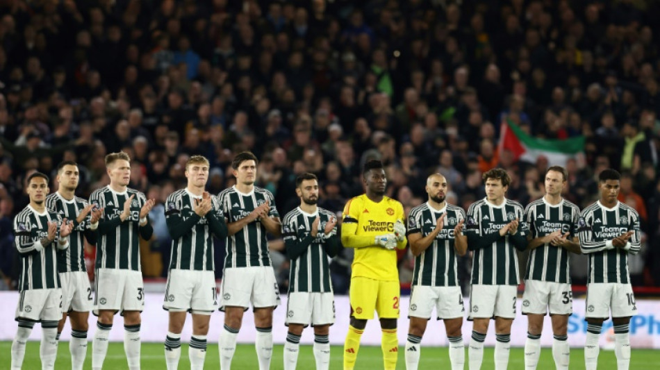 Man Utd players pay tribute to late Bobby Charlton